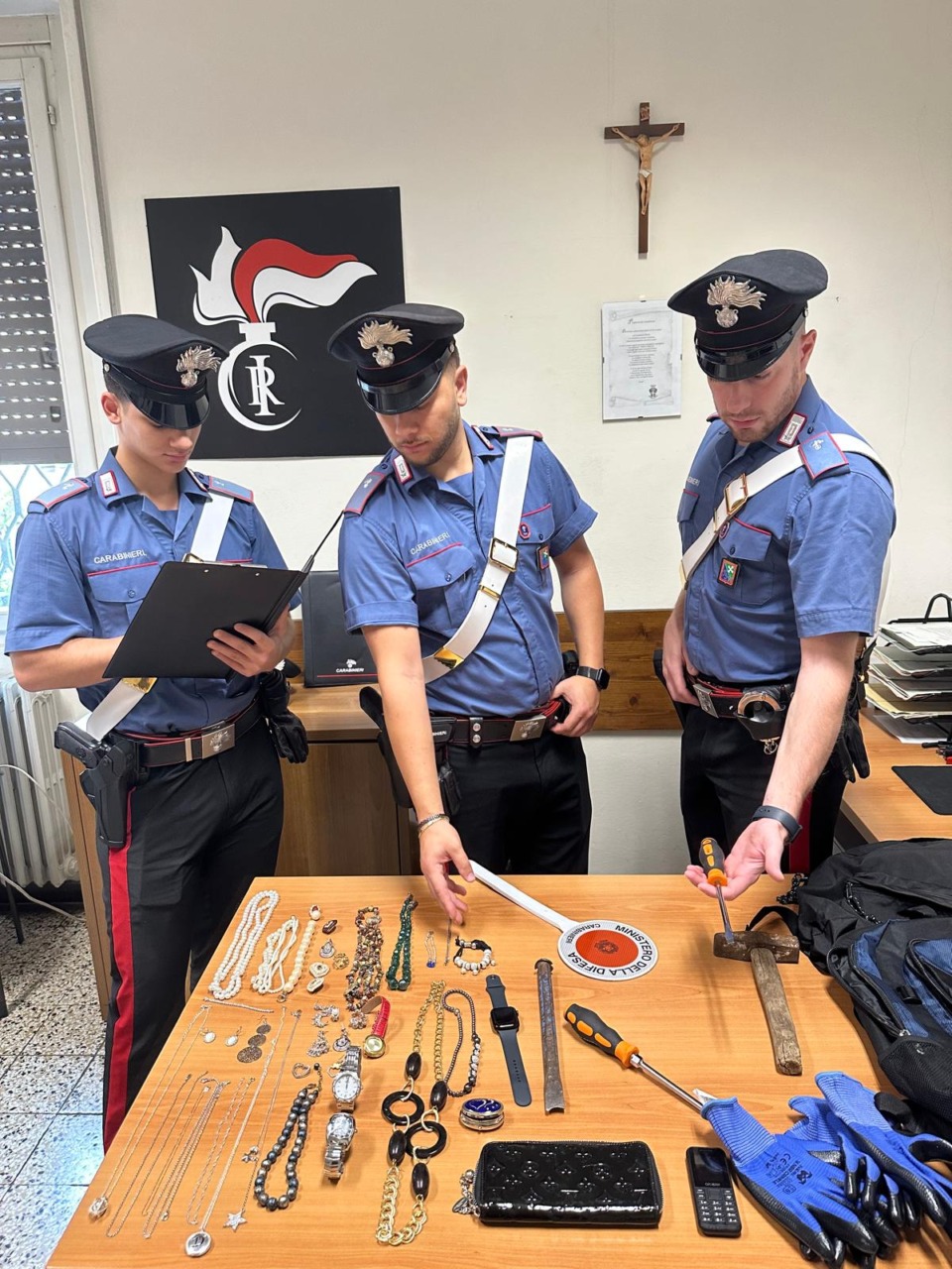 Forzano la porta di ingresso e si introducono in un’abitazione a Montichiari: nei guai due minori