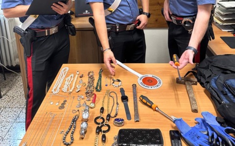 Forzano la porta di ingresso e si introducono in un’abitazione a Montichiari: nei guai due minori