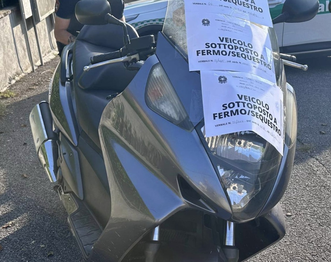 Fuga senza patente in sella alla moto non assicurata: scatta la denuncia