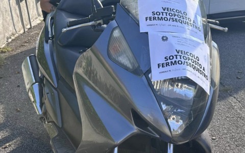 Fuga senza patente in sella alla moto non assicurata: scatta la denuncia