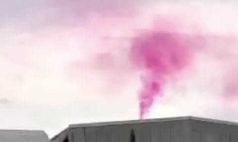 Fumo rosa nel cielo di Brescia, proviene da un’azienda: accertamenti in corso