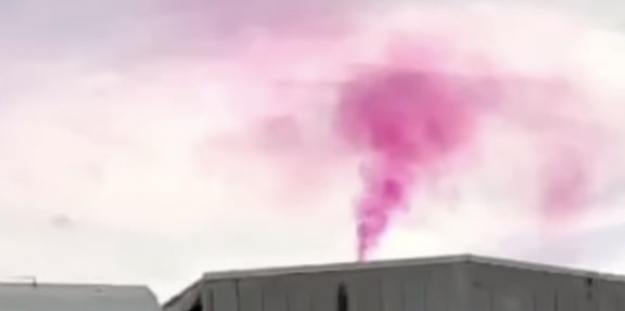 Fumo rosa nel cielo di Brescia, proviene da un’azienda: accertamenti in corso