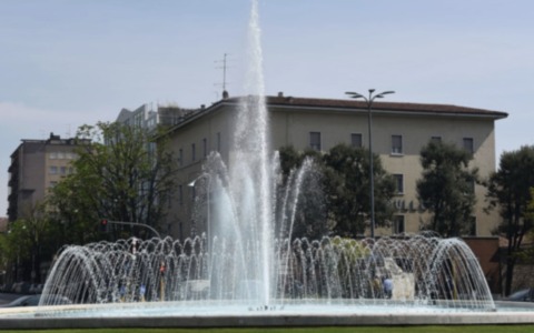 Giornata Mondiale per l’eliminazione delle armi nucleari: la fontana di piazzale Repubblica si illumina di rosso