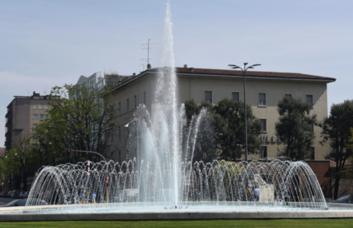 Giornata Mondiale per l’eliminazione delle armi nucleari: la fontana di piazzale Repubblica si illumina di rosso