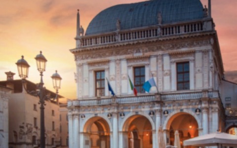 Giornata della Memoria e dell’Accoglienza: Palazzo Loggia illuminato di arancione