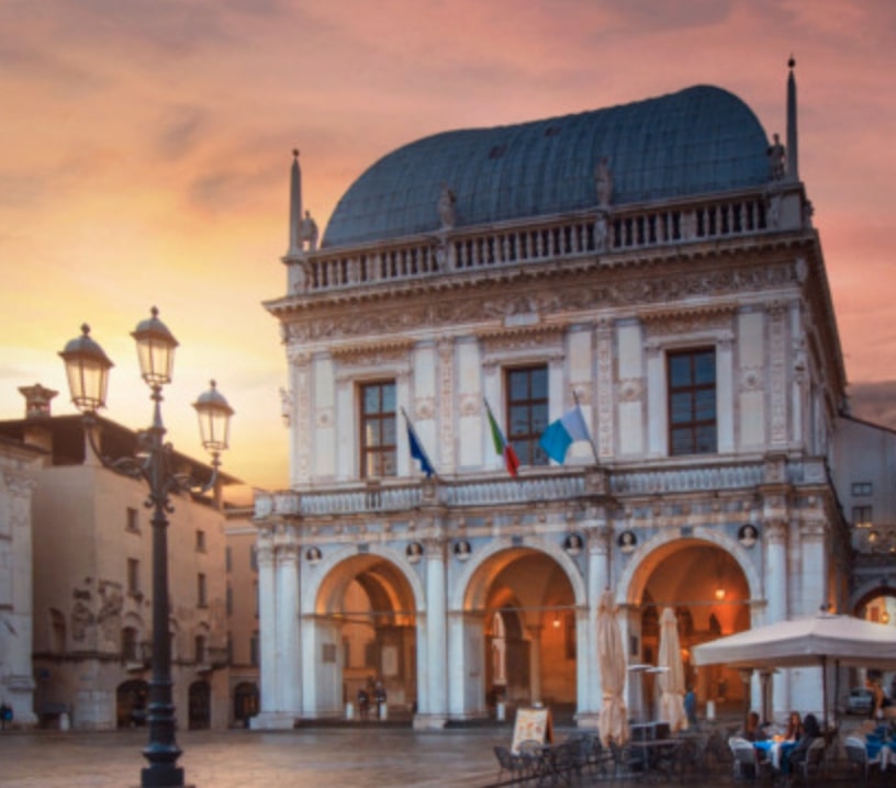 Giornata della Memoria e dell’Accoglienza: Palazzo Loggia illuminato di arancione
