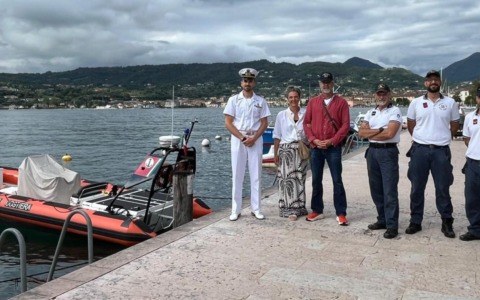 Guardia Costiera: ad un anno dal salvataggio turista tedesco torna a Salò per dire “Grazie”