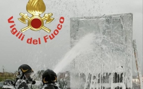 Semirimorchio in fiamme in A21