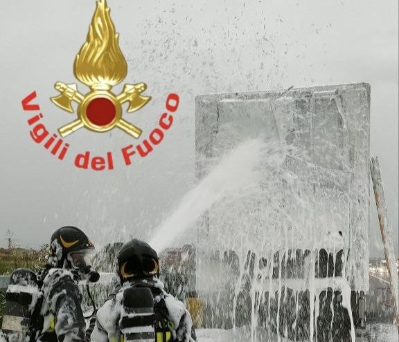 Semirimorchio in fiamme in A21