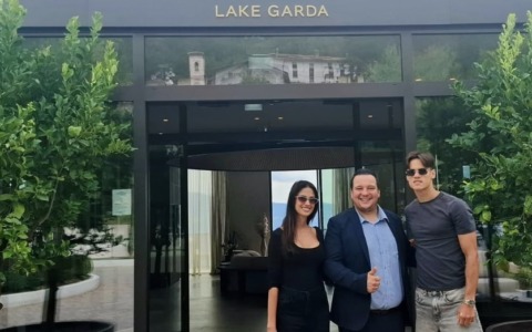 Il calciatore Samuele Ricci e la compagna Eleonora Incardona in vacanza a Gargnano