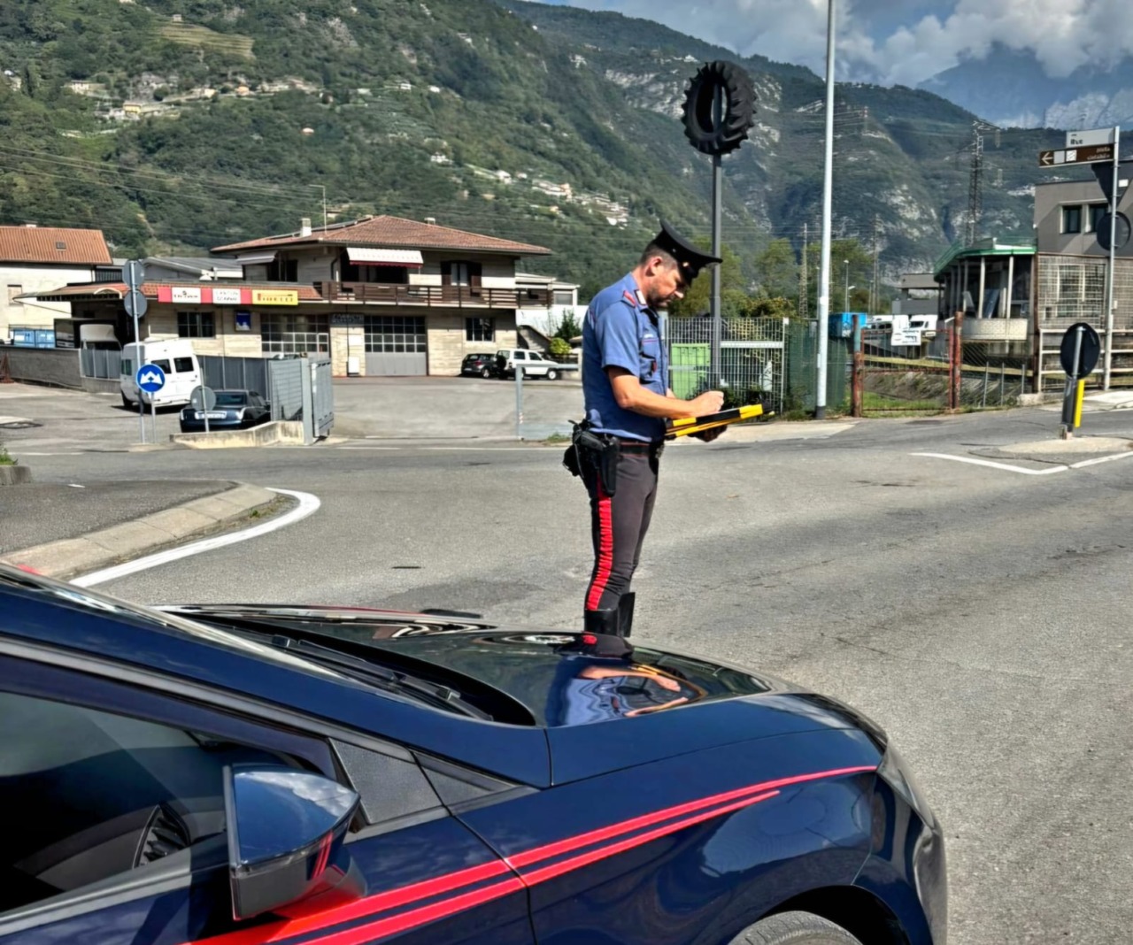 Cade dal tetto di un’auto in corsa, 23enne in pericolo di vita per una bravata