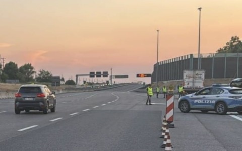 In auto con la droga: la scoperta sulla A35, arrestato un 28enne