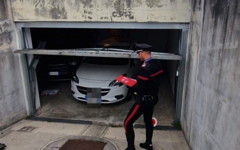 Investita dalla sua stessa auto mentre chiude la basculante del garage, muore donna di 54enne