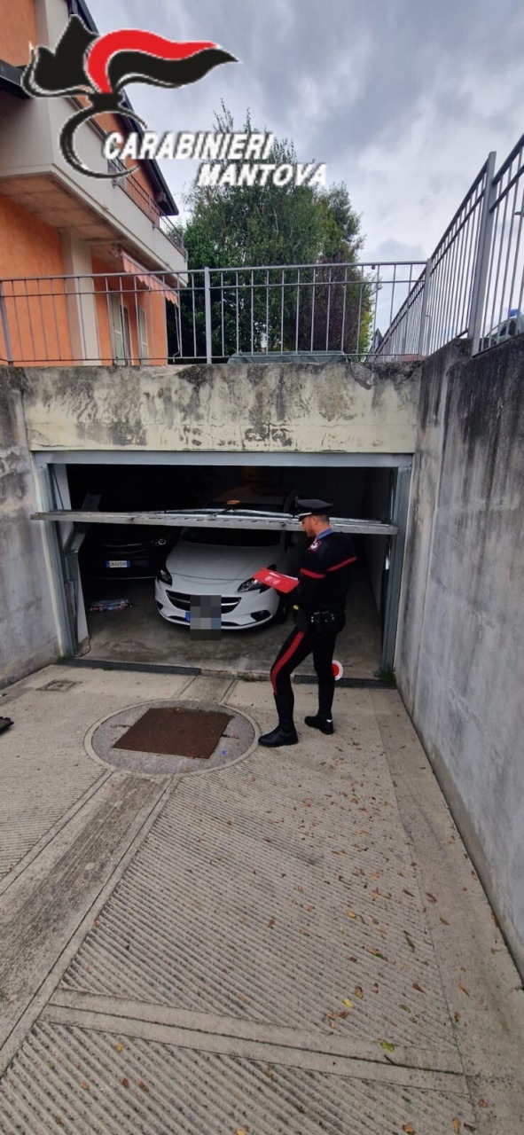 Investita dalla sua stessa auto mentre chiude la basculante del garage, muore donna di 54enne