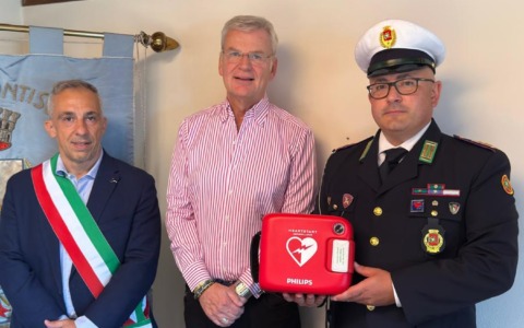 La “Pietro Beretta” dona al comune di Monte Isola un defibrillatore
