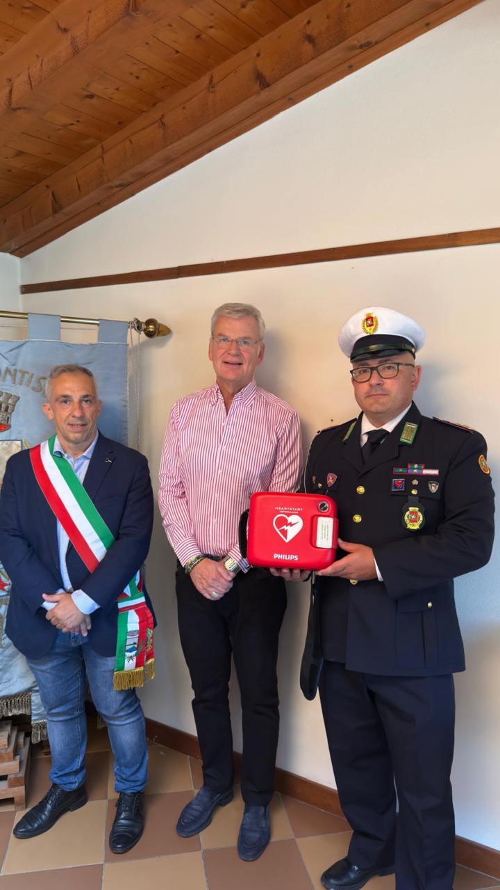La “Pietro Beretta” dona al comune di Monte Isola un defibrillatore