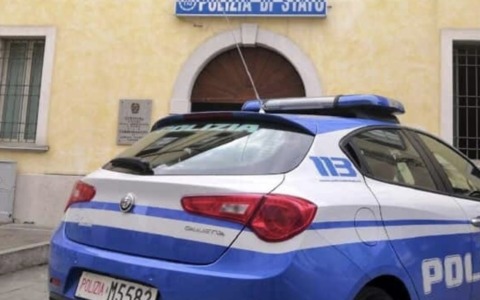 Le rubano la borsa mentre scarica la spesa: nei guai un 57enne