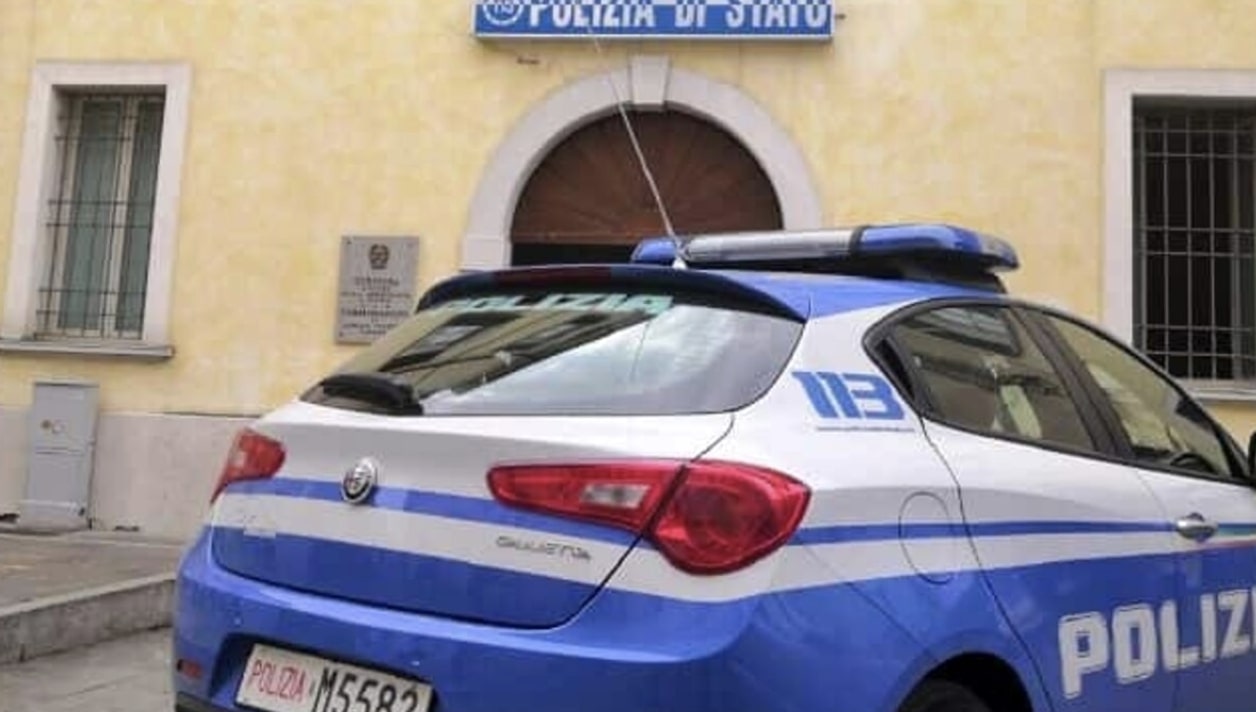 Le rubano la borsa mentre scarica la spesa: nei guai un 57enne