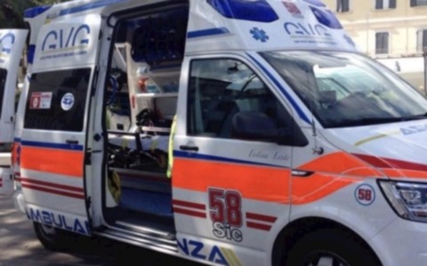 Malore fatale mentre è in acqua: nulla da fare per un 83enne