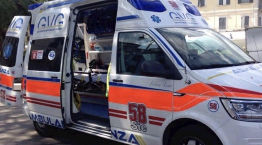 Malore fatale mentre è in acqua: nulla da fare per un 83enne