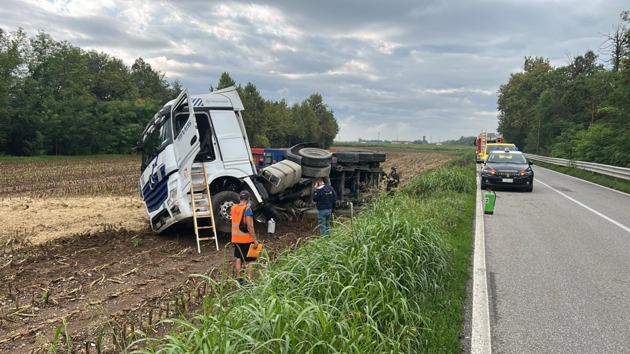 Pontoglio, camion esce di strada e si ribalta lungo il provinciale