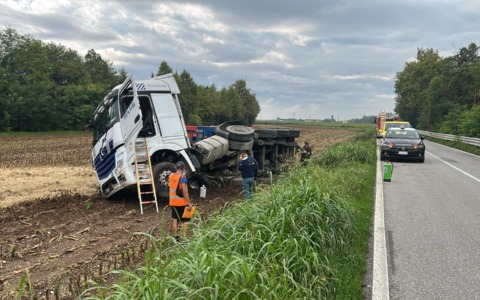 Pontoglio, camion esce di strada e si ribalta lungo il provinciale
