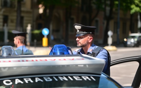 Palpeggia una donna in mezzo alla strada: in manette un giovane irregolare sul territorio