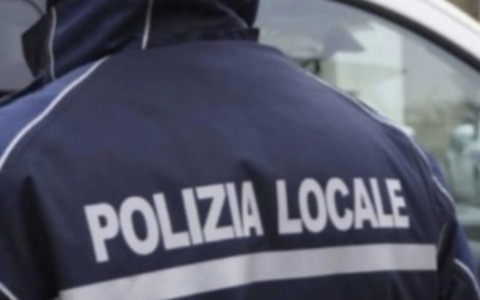 Piromane dei cassonetti colto in flagrante dalla Polizia Locale