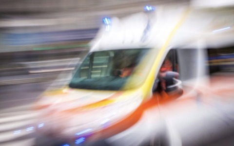 Precipita dal primo piano di una palazzina: paura per una 37enne