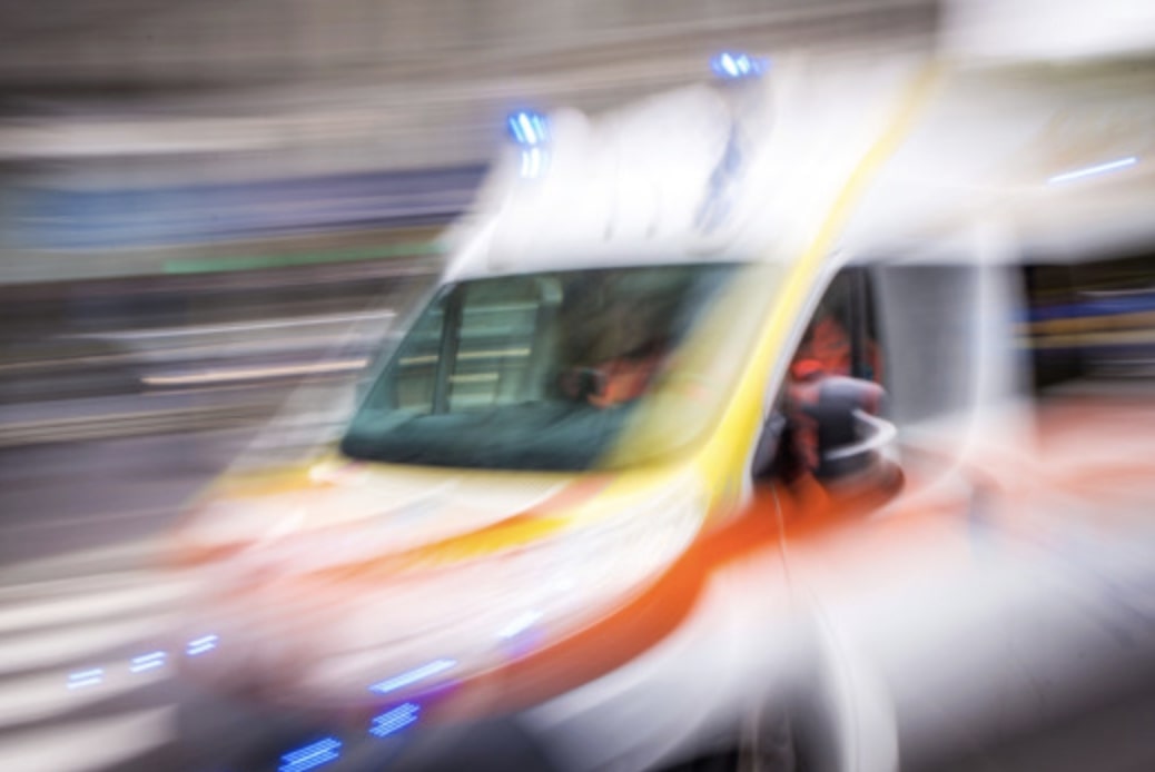 Precipita dal primo piano di una palazzina: paura per una 37enne