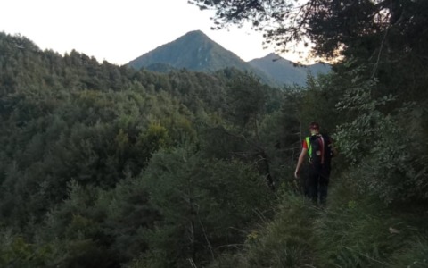 Rimane bloccato con la mountain bike elettrica su un pendio roccioso: l’intervento del Cnsas