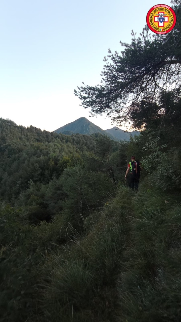 Rimane bloccato con la mountain bike elettrica su un pendio roccioso: l’intervento del Cnsas