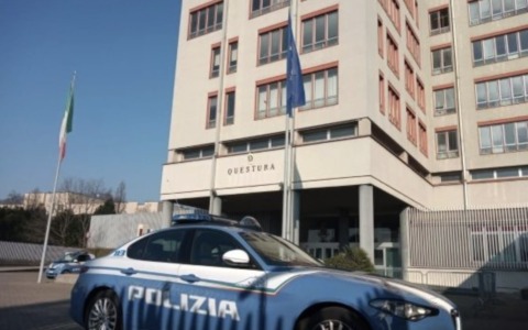 Ruba dalle auto in sosta e aggredisce un poliziotto: in manette un 38enne pakistano