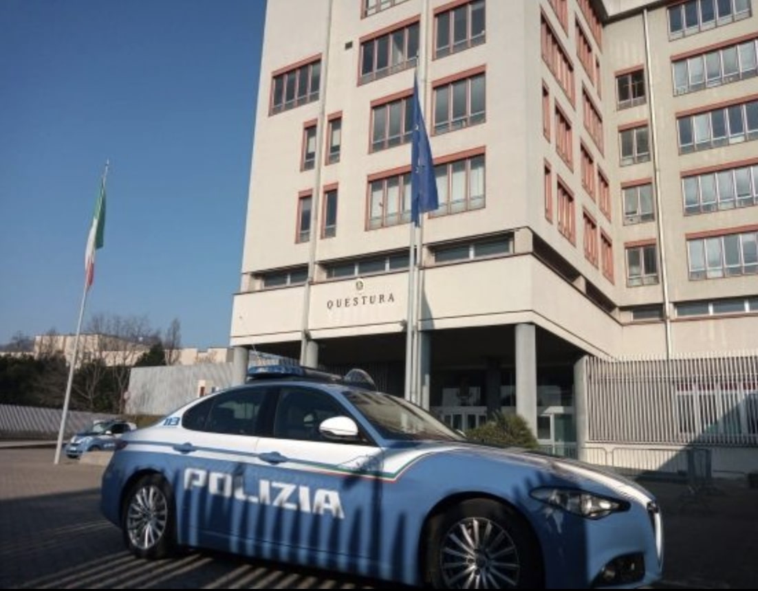 Ruba dalle auto in sosta e aggredisce un poliziotto: in manette un 38enne pakistano