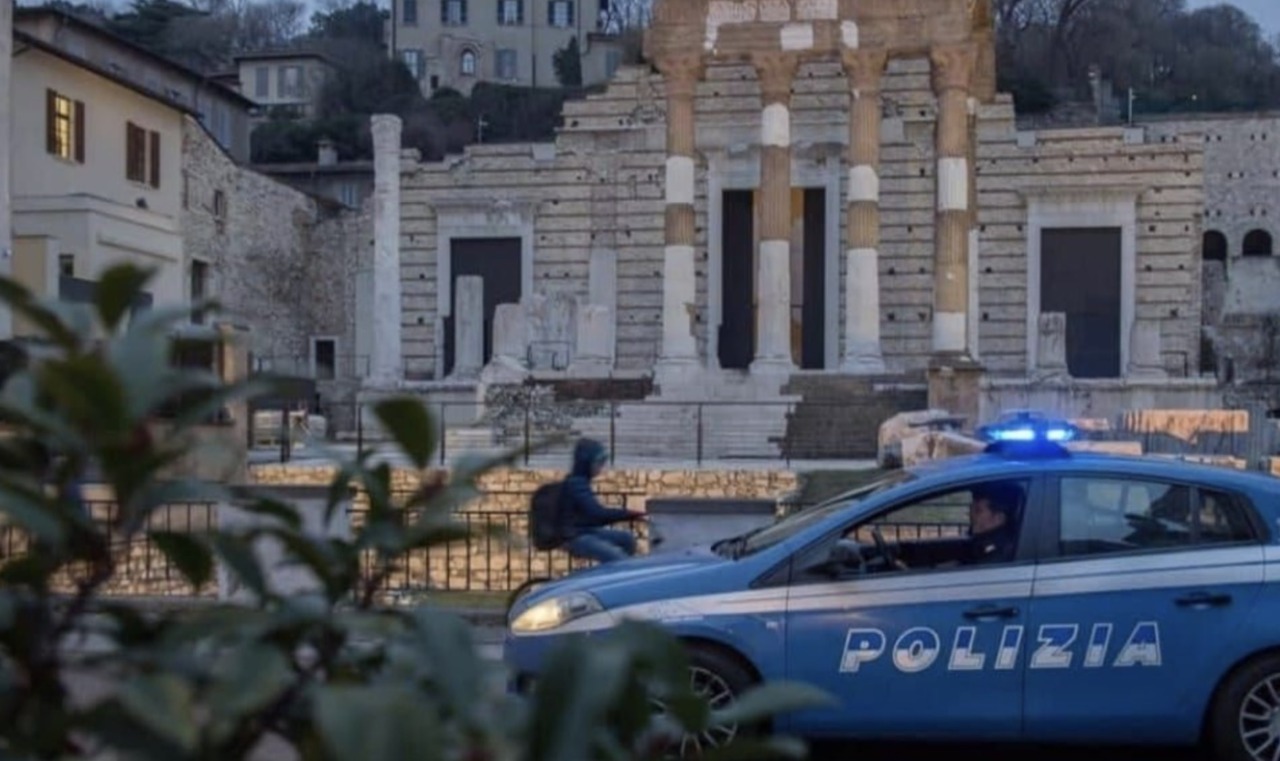 Ruba dalle auto in sosta: 23enne arrestato, si mostra aggressivo nel tragitto verso la Questura