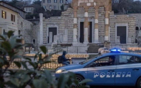 Ruba dalle auto in sosta: 23enne arrestato, si mostra aggressivo nel tragitto verso la Questura