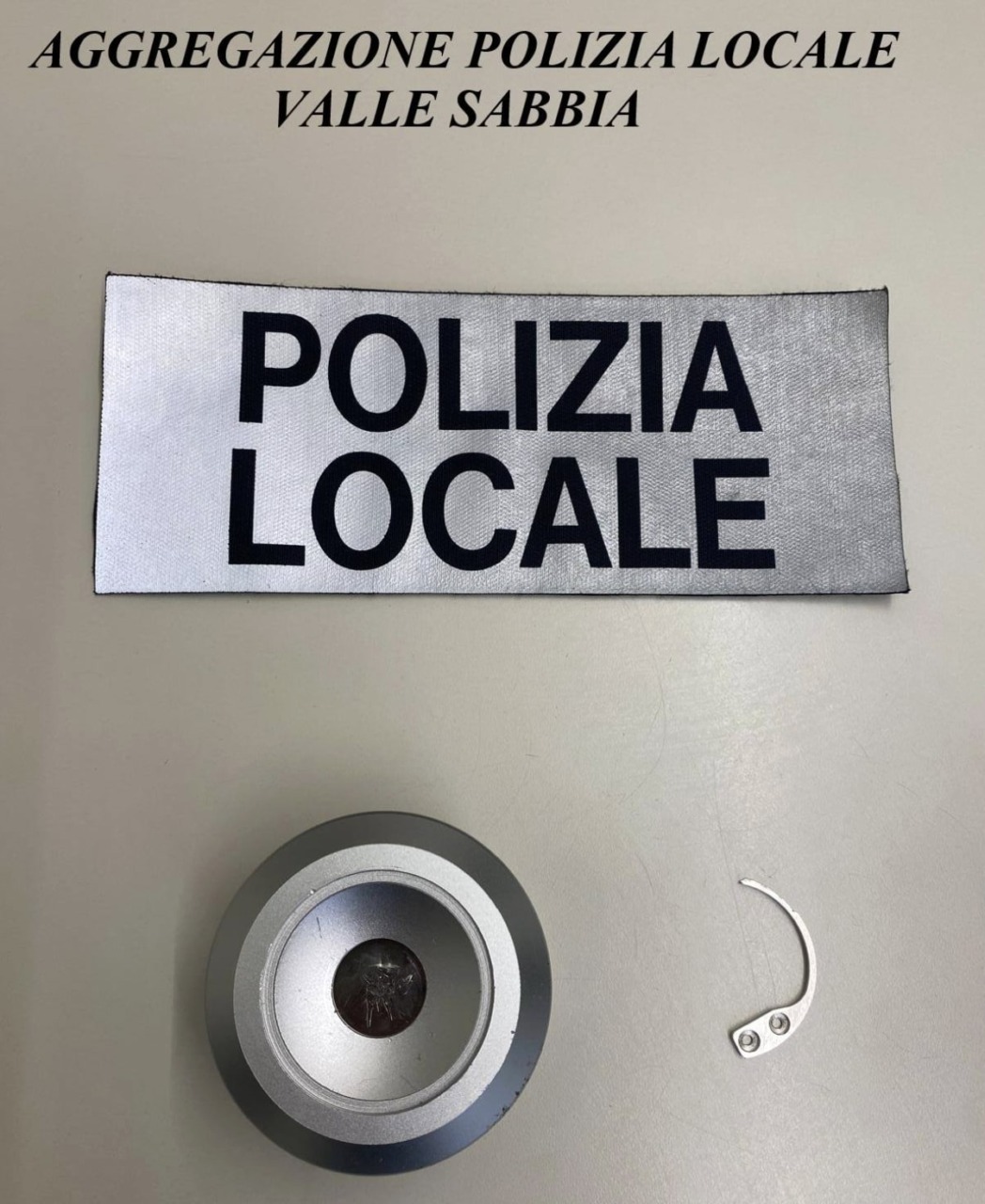 Ruba vestiti e poi spinge la commessa per darsi alla fuga: denunciata