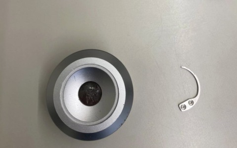 Ruba vestiti e poi spinge la commessa per darsi alla fuga: denunciata