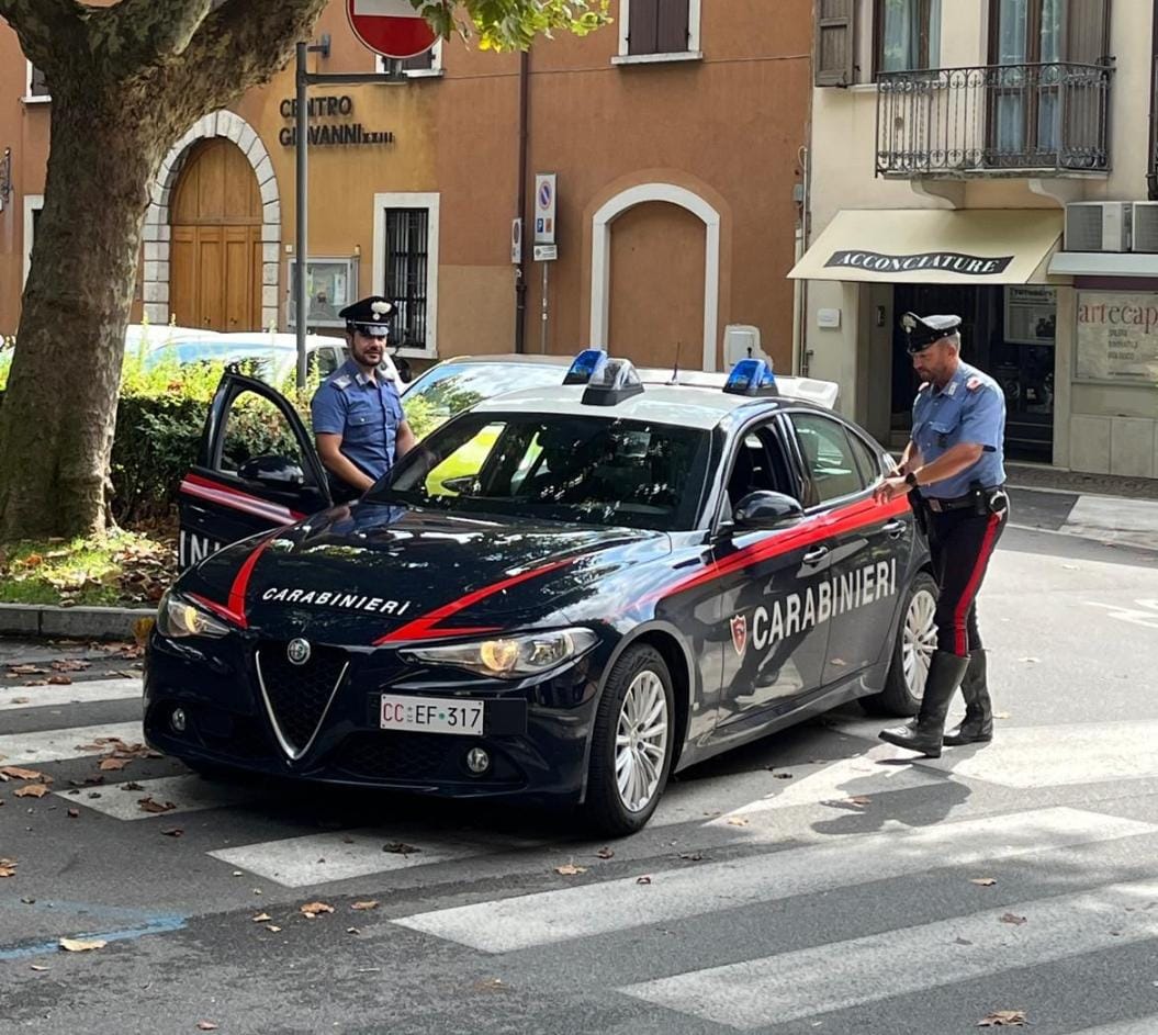 Scippa una collanina in oro dal collo di una donna: 33enne denunciato