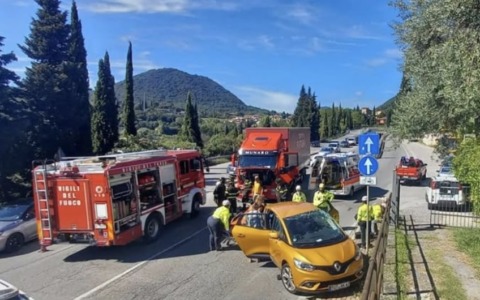 Sinistro auto camion sulla Gardasana: paura a Roé Volciano