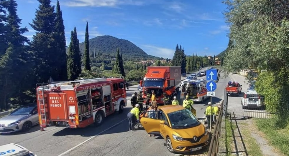 Sinistro auto camion sulla Gardasana: paura a Roé Volciano