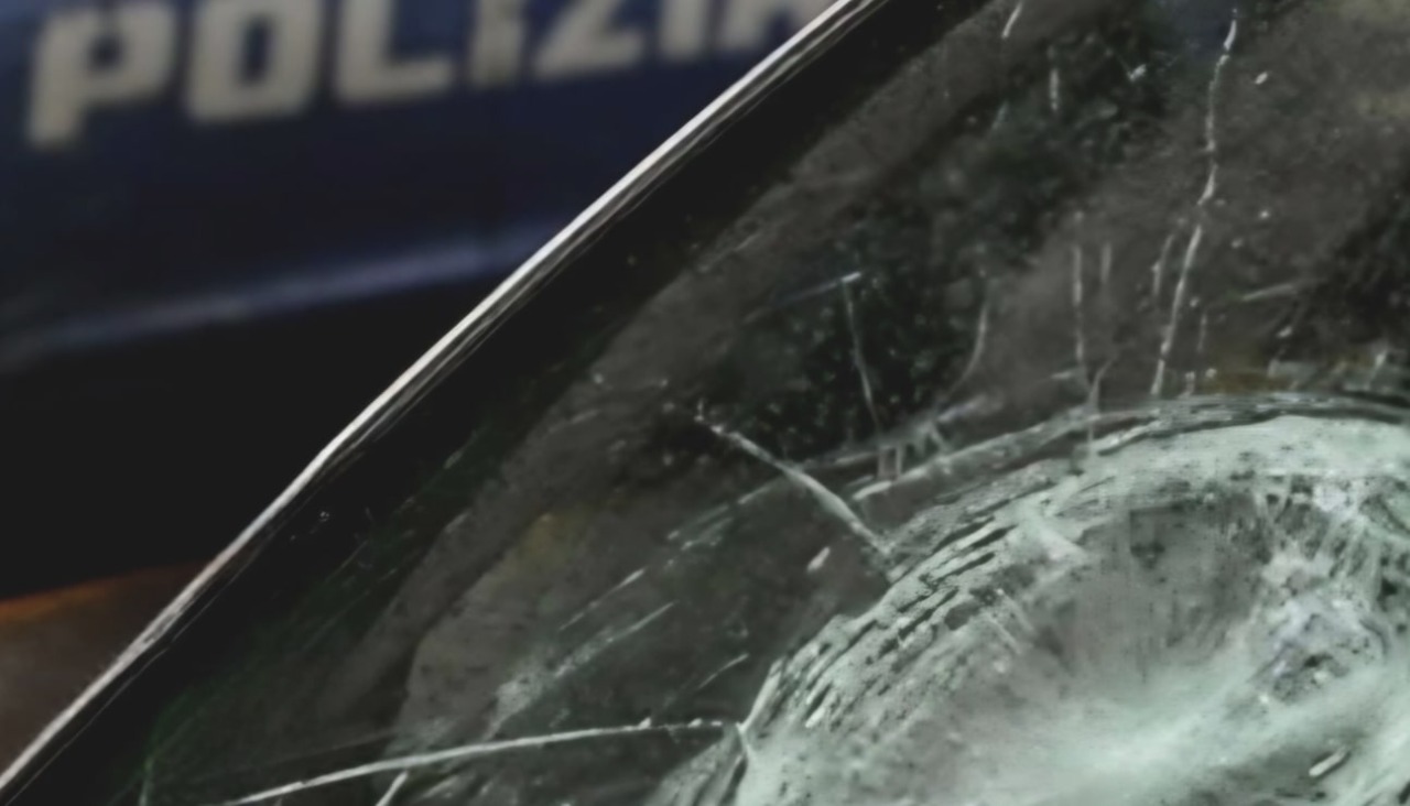 Spacca i vetri delle auto per rubare al loro interno: in manette un 37enne