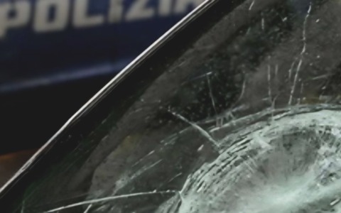 Spacca i vetri delle auto per rubare al loro interno: in manette un 37enne