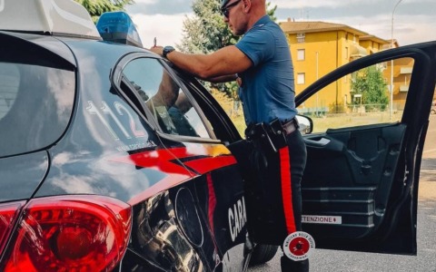 Tenta di rubare una bicicletta elettrica, aggressione e minacce per darsi alla fuga