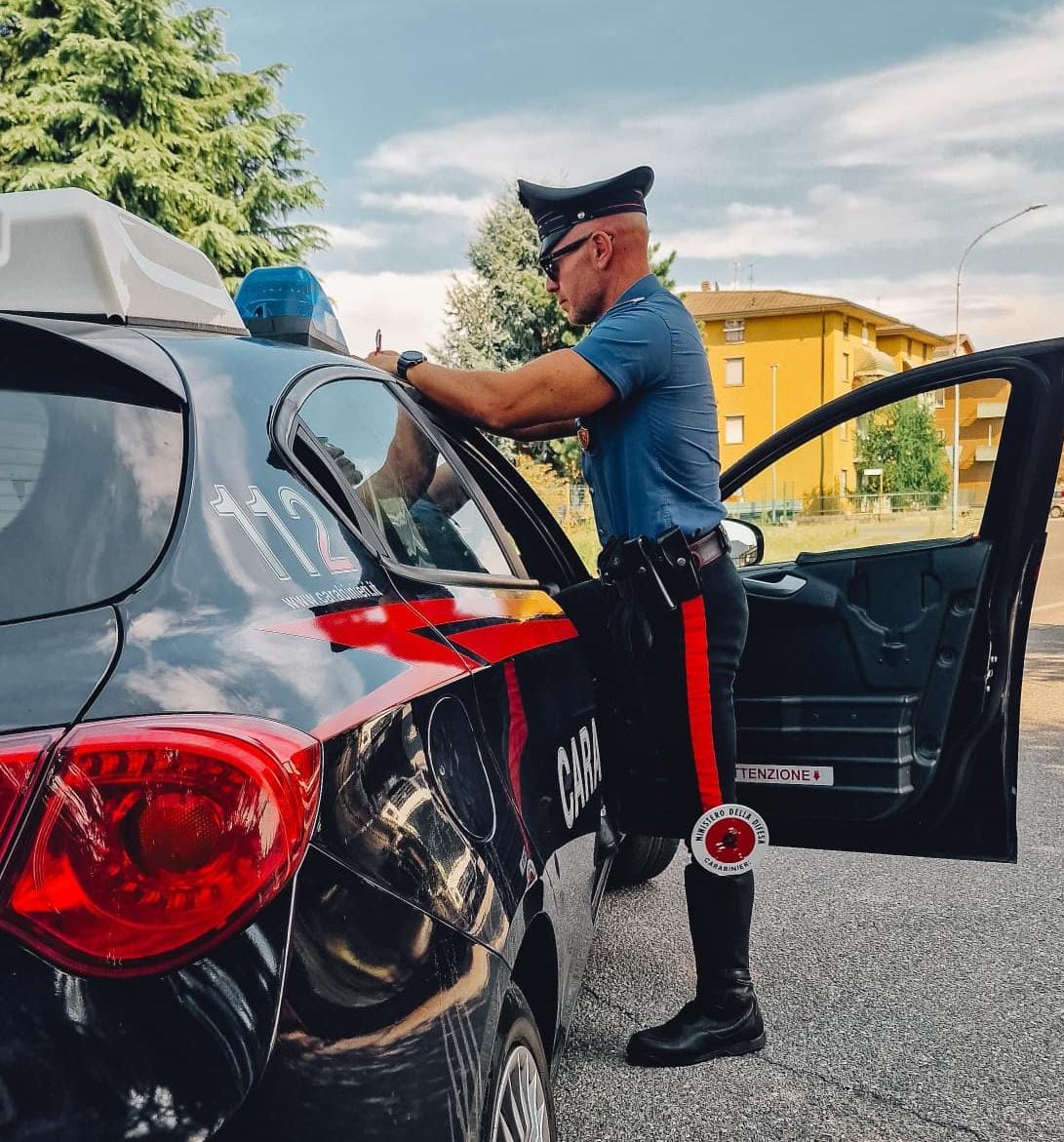 Tenta di rubare una bicicletta elettrica, aggressione e minacce per darsi alla fuga