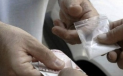 Trovato con denaro, bastone telescopico e droga per lo spaccio: in manette un 18enne