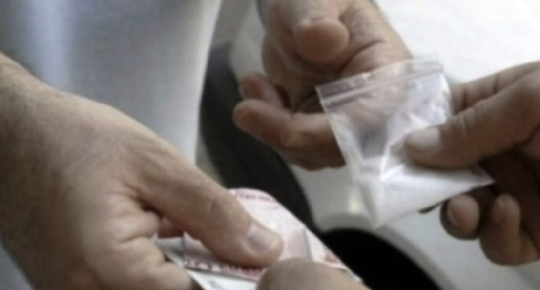 Trovato con denaro, bastone telescopico e droga per lo spaccio: in manette un 18enne