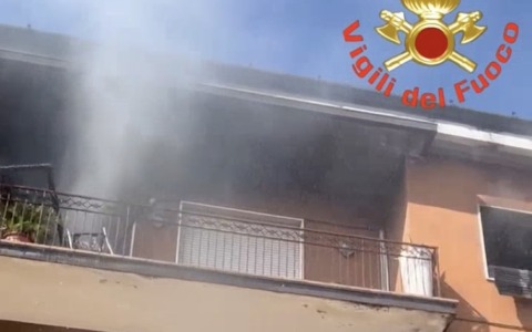 Via Triumplina, incendio in un appartamento: un ferito