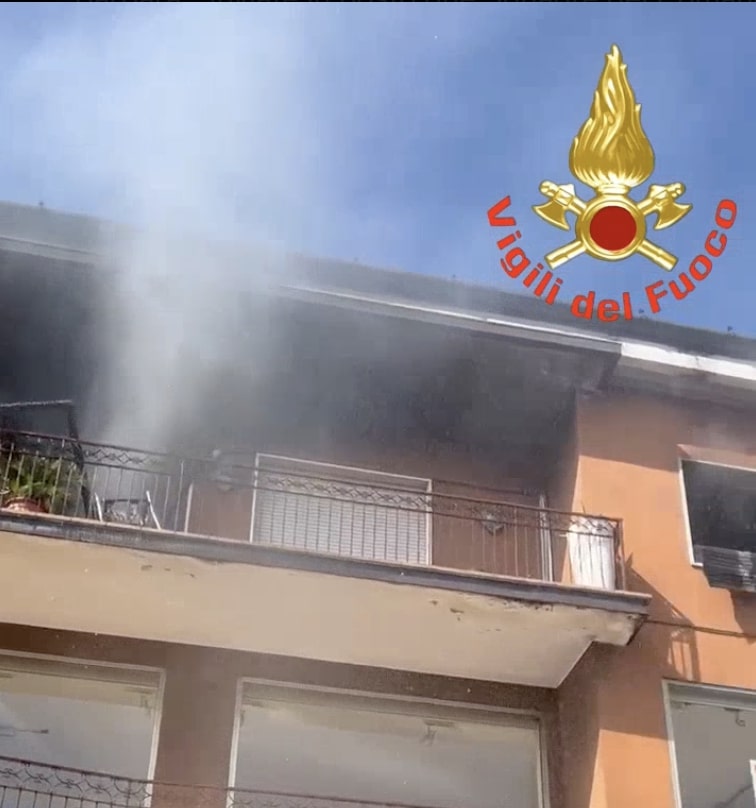 Via Triumplina, incendio in un appartamento: un ferito