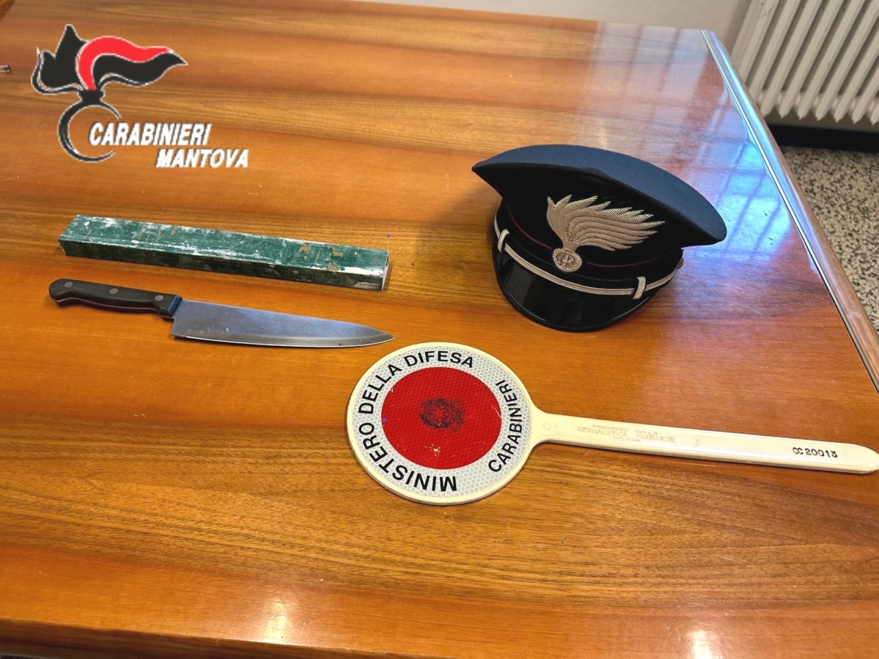 Pubblica per ripicca i video intimi con la ex e poi la minaccia con un tubo di ferro ed un coltello: 20enne arrestato